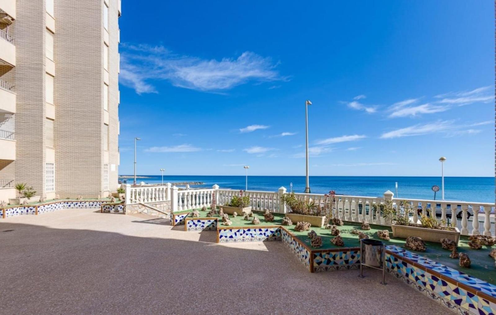 Sea View Luxury Apartment Victoria Торевиеха Екстериор снимка